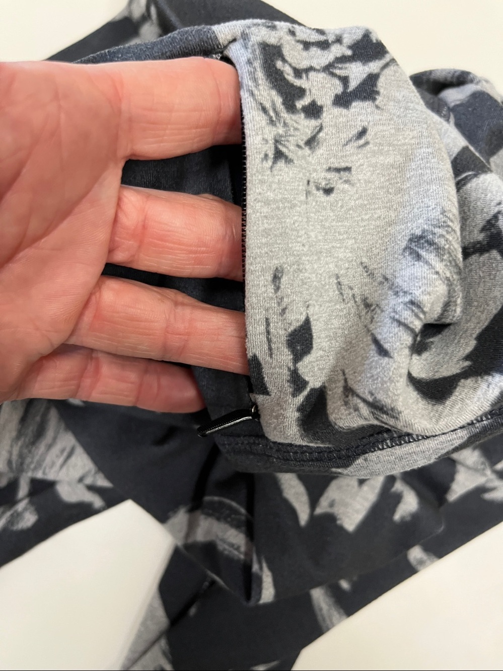 Vuori Black & Light Gray Floral Active Leggings Size Small (?) - Picture 5 of 5